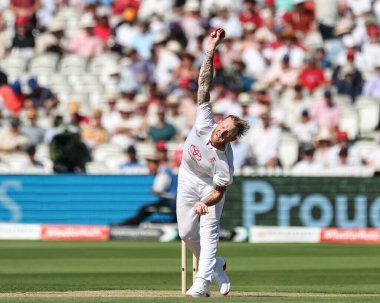 İngiltere kaptanı Ben Stokes topu 3. Rothesay Test Maçı 2. İngiltere - Hindistan maçı sırasında Londra, İngiltere, 11 Temmuz 2025 'te veriyor.