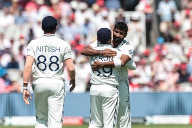 Hindistan 'dan Jasprit Bumrah, İngiltere' den Jofra Archer 'ı 3. Rothesay Test Maçı 2. İngiltere - Hindistan maçı sırasında, 11 Temmuz 2025' te
