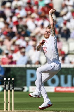 İngiltere kaptanı Ben Stokes topu 3. Rothesay Test Maçı 2. İngiltere - Hindistan maçı sırasında Londra, İngiltere, 11 Temmuz 2025 'te veriyor.