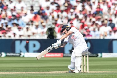 İngiltere 'den Brydon Carse 6 (6) vuruyor ve 3. Rothesay Test Maçı 2. İngiltere - Hindistan maçı sırasında Londra, İngiltere, 11 Temmuz 2025