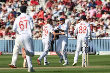 İngiltere 'den Chris Woakes ve İngiltere' den Joe Root 3. Rothesay Test Maçı 'nda Hindistan kaptanı Shubman Gill' in kalesini kutluyorlar. 2.