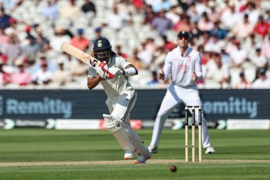 Hindistan 'dan KL Rahul, 3. Rothesay Test Maçı 2. İngiltere - Hindistan maçı sırasında Londra, İngiltere, 11 Temmuz 2025' te bir koşu için topa vurdu.