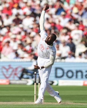 İngiltere 'den Jofra Archer topu 3. Rothesay Test Maçı' nda veriyor. 2. İngiltere - Hindistan - Lords, Londra, İngiltere, 11 Temmuz 2025