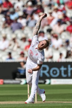 İngiltere kaptanı Ben Stokes topu 3. Rothesay Test Maçı 2. İngiltere - Hindistan maçı sırasında Londra, İngiltere, 11 Temmuz 2025 'te veriyor.