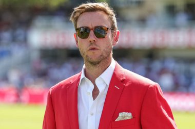 3. Rothesay Test Maçı 'nda Ruth Günü için kırmızı giyinen yayıncı Stuart Broad, İngiltere - Hindistan - Lords, Londra, Birleşik Krallık, 11 Temmuz 2025