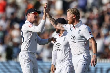 İngiltere kaptanı Ben Stokes, Hindistan 'ın Akash Deep kalesini 3. Rothesay Test Maçı' nda kutluyor. 4. Gün Hindistan - Lords, Londra, Birleşik Krallık, 13 Temmuz 2025