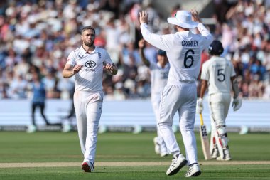 İngiltere 'den Chris Woakes, 3. Rothesay Test Maçı' nda Hintli Jasprit Bumrah 'ın kale atışını kutluyor. 3. Hindistan - Lords, Londra, İngiltere, 12 Temmuz 2025
