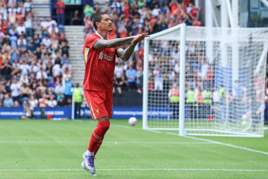 Liverpool 'dan Darwin Nez, 13 Temmuz 2025' te İngiltere 'nin Deepdale kentinde oynanan Preston North End-Liverpool maçında Diogo Jota kutlamasını 2-0 yaparak kutluyor.