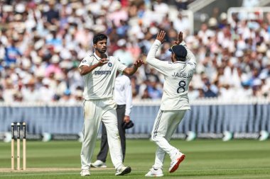 Hindistan 'dan Washington Sundar, İngiltere kaptanı Ben Stokes' un 3. Rothesay Test Maçı 'nda eşleriyle birlikte Londra, İngiltere' de Hindistan 'a karşı oynadığı maçı 13 Temmuz 2025' te kutluyor.