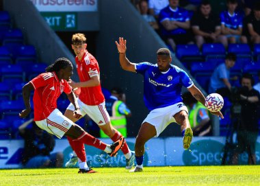 Nottingham Ormanı 'ndan Omar Richards 12 Temmuz 2025' te İngiltere 'nin Chesterfield kentindeki SMH Group Stadiumact Stadyumu' nda oynanan Chesterfield-Nottingham Forest maçında topu çaprazlıyor.