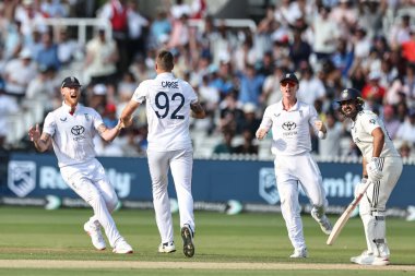 İngiltere 'den Brydon Carse, Hindistan' dan Karun Nair 'i 3. Rothesay Test Maçı' nda takım arkadaşlarıyla birlikte Londra, İngiltere 'ye karşı Hindistan' da 13 Temmuz 2025 'te kutluyor.