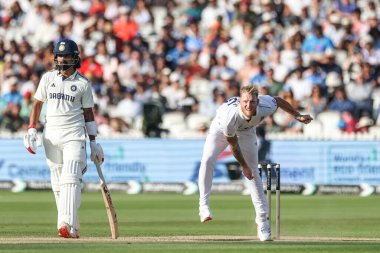 İngiltere kaptanı Ben Stokes, 3. Rothesay Test Maçı 'nda Hindistan' ın Akash Deep kalesini alan topu veriyor. 4. İngiltere - Hindistan - Lords, Londra, İngiltere, 13 Temmuz 2025