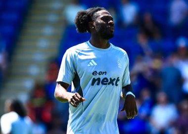 Nottingham Ormanı 'ndan Ola Aina sezon öncesi hazırlık maçında Chesterfield, Nottingham Ormanı' na karşı SMH Group Stadiumact Stadyumu, Chesterfield, 12 Temmuz 2025 'de oynanan maçta ısındı.