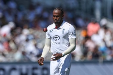İngiltere 'den Jofra Archer, 3. Rothesay Test Maçı' nda İngiltere 'nin Hindistan' a karşı Lords, Londra, İngiltere 'de 12 Temmuz 2025 tarihinde yeni topla bowling oynamaya hazırlanıyor.