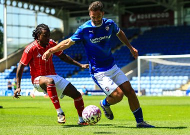 Nottingham Ormanı 'ndan Omar Richards, Chesterfield' lı Will Grigg 'e 12 Temmuz 2025' te SMH Group Stadiumact Stadyumu 'nda oynanan sezon öncesi Nottingham Ormanı maçında baskı uyguluyor.