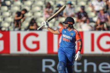 Hindistan 'dan Şafali Verma, İngiltere' nin Edgbaston, Birmingham, Birleşik Krallık 'ta kadınlara karşı 5. Vitality IT20' de (50 koşu) yarım yüzyıl (50 koşu) kutluyor.