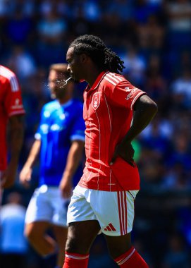 Nottingham Ormanı 'ndan Omar Richards 12 Temmuz 2025' te İngiltere 'nin Chesterfield şehrinde oynanan SMH Group Stadiumact Stadyumu' nda oynanan Chesterfield-Nottingham Forest maçında tükürdü.