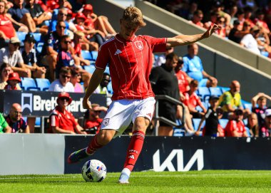 Nottingham Ormanı 'ndan Adam Berry 12 Temmuz 2025' te İngiltere 'nin Chesterfield kentindeki SMH Group Stadiumact Stadyumu' nda oynanan Chesterfield-Nottingham Forest maçında topu çaprazladı.