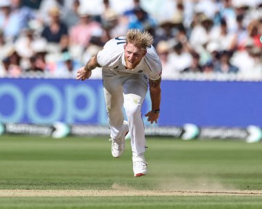 İngiltere kaptanı Ben Stokes, 3. Rothesay Test Maçı 'nda topu teslim ettikten sonra İngiltere - Hindistan - Lords, Londra, İngiltere, 12 Temmuz 2025