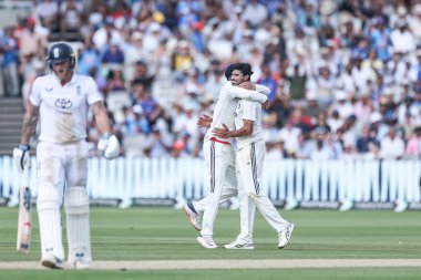 Hindistan 'dan Washington Sundar, İngiltere' nin kaptanı Ben Stokes 'un 3. Rothesay Test Maçı' nda kale atışını kutluyor. 4.