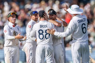 İngiltere 'den Harry Brook, İngiltere' nin Akash Deep takımının kalesini 3. Rothesay Test Maçı 'nda İngiltere kaptanı Ben Stokes ile birlikte kutluyor. 3.