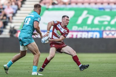 Huddersfield Giants takımından Adam Clune, 18. Betfred Süper Ligi karşılaşmasında pas veriyor. Wigan Warriors, Huddersfield Giants 'a karşı, The Brick Community Stadyumu, Wigan, İngiltere, 11 Temmuz 2025