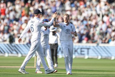 İngiltere kaptanı Ben Stokes, Hindistan 'ın Akash Deep kalesini 3. Rothesay Test Maçı' nda kutluyor. 4. Gün Hindistan - Lords, Londra, Birleşik Krallık, 13 Temmuz 2025