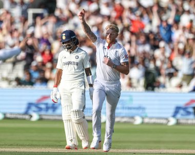 İngiltere kaptanı Ben Stokes, Hindistan 'ın Akash Deep kalesini 3. Rothesay Test Maçı' nda kutluyor. 4. Gün Hindistan - Lords, Londra, Birleşik Krallık, 13 Temmuz 2025