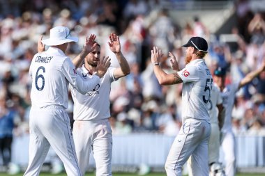 İngiltere 'den Chris Woakes, 3. Rothesay Test Maçı' nda Hintli Jasprit Bumrah 'ın kale atışını kutluyor. 3. Hindistan - Lords, Londra, İngiltere, 12 Temmuz 2025
