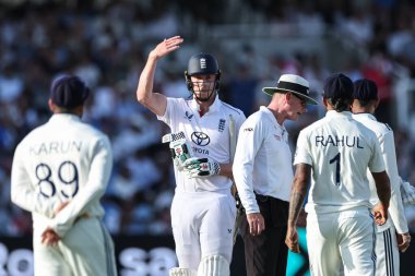 İngiltere 'den Zak Crawley, 3. Rothesay Test Maçı' nda İngiltere 'nin Lords, Londra, Birleşik Krallık, 12 Temmuz 2025' te Hindistan 'a karşı ilk ve tek ikinci vuruşlarında fizyoterapi için çağrıda bulundu.