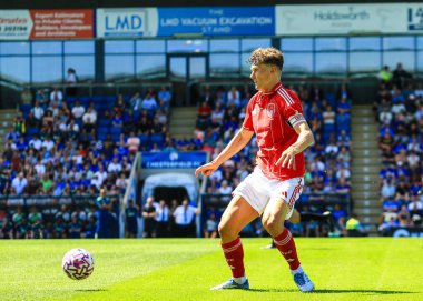 Nottingham Ormanı 'ndan Ryan Yates, 12 Temmuz 2025' te İngiltere 'nin Chesterfield şehrinde oynanan SMH Group Stadiumact Stadyumu' nda oynanan Chesterfield-Nottingham Forest maçında topa vuruyor.