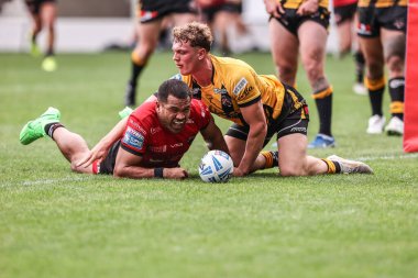 Salford Red Devils takımının Esan Marsters 'ı, Salford Community Stadyumu, Eccles, Birleşik Krallık' ta oynanan 18. Salford Red Devils - Castleford Tigers maçında bir deneme için sahaya çıkıyor.