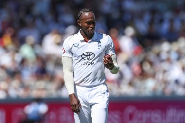 İngiltere 'den Jofra Archer, 3. Rothesay Test Maçı' nda İngiltere 'nin Hindistan' a karşı Lords, Londra, İngiltere 'de 12 Temmuz 2025 tarihinde yeni topla bowling oynamaya hazırlanıyor.