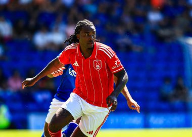 Nottingham Ormanı 'ndan Omar Richards, 12 Temmuz 2025' te İngiltere 'nin Chesterfield şehrinde oynanan SMH Group Stadiumact Stadyumu' nda oynanan Chesterfield-Nottingham Ormanı ön hazırlık maçı sırasında maç yapıyor.