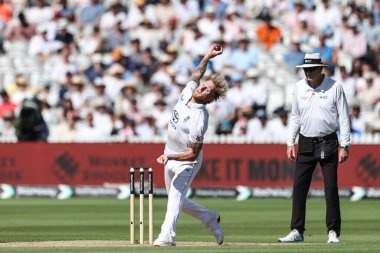 İngiltere kaptanı Ben Stokes topu 3. Rothesay Test Maçı 'nda veriyor. 3. İngiltere Hindistan - Lords, Londra, İngiltere, 12 Temmuz 2025