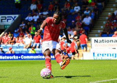 Nottingham Ormanı 'ndan Omar Richards, 12 Temmuz 2025' te İngiltere 'nin Chesterfield kenti SMH Group Stadiumact Stadyumu' nda oynanan sezon öncesi Nottingham Ormanı maçında topu sahaya çıkardı.