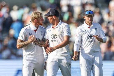 İngiltere kaptanı Ben Stokes, Hindistan 'ın Akash Deep kalesini 3. Rothesay Test Maçı' nda İngiltere 'nin Brydon Carse ile kutluyor. 4.