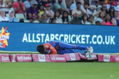 Hindistan 'dan Kranti Gaud, İngiltere' nin 5. Vitality IT20 Kadınlar Hindistan 'a karşı Edgbaston, Birmingham, İngiltere, 12 Temmuz 2025' te topun sınıra ulaşmasını engellemeye çalışıyor.