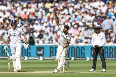 Hindistan 'dan Washington Sundar topu 3. Rothesay Test Maçı' nda veriyor. 4. İngiltere - Hindistan - Lords, Londra, İngiltere, 13 Temmuz 2025