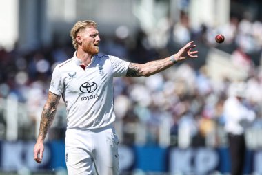 İngiltere kaptanı Ben Stokes topu 3. Rothesay Test Maçı 'nda aldı. 3. İngiltere - Hindistan - Lords, Londra, İngiltere, 12 Temmuz 2025
