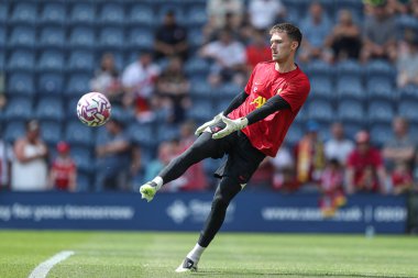 Liverpool 'dan Freddie Woodman, 13 Temmuz 2025' te İngiltere 'nin Deepdale kentinde oynanan Preston North End-Liverpool maçında ısınıyor.