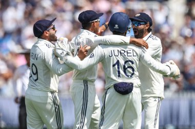 Hindistan 'dan Yashasvi Jaiswal, İngiltere' den Zak Crawley 'in 3. Rothesay Test Maçı' nda Hindistan 'a karşı Hindistan Lords, Londra, İngiltere' de 13 Temmuz 2025 'te yakalanmasını kutluyor.