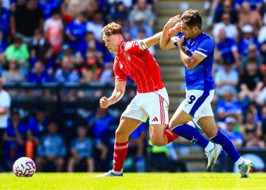 Nottingham Ormanı 'ndan Ryan Yates 12 Temmuz 2025' te İngiltere 'nin Chesterfield şehrindeki SMH Group Stadiumact Stadyumu' nda oynanan Chesterfield-Nottingham Forest maçında top için mücadele etti.