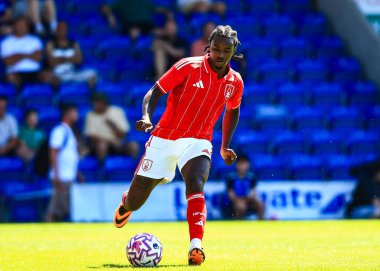 Nottingham Ormanı 'ndan Omar Richards 12 Temmuz 2025' te İngiltere 'nin Chesterfield şehrindeki SMH Group Stadiumact Stadyumu' nda oynanan Chesterfield-Nottingham Forest maçında top üzerinde.