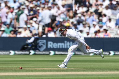 İngiltere 'den Ollie Pope, 3. Rothesay Test Maçı' nda Hindistan 'dan Ravindra Jadeja' nın 12 Temmuz 2025 'te Londra, Lords' ta Hindistan 'a karşı oynadığı maçta topu sürüyor.