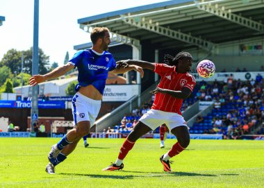 Nottingham Ormanı 'ndan Omar Richards, 12 Temmuz 2025' te İngiltere 'nin Chesterfield kentindeki SMH Group Stadiumact Stadyumu' nda oynanan Chesterfield-Nottingham Forest maçında topa vuruyor.