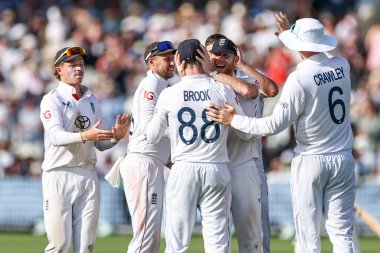 İngiltere 'den Harry Brook, İngiltere' nin Akash Deep takımının kalesini 3. Rothesay Test Maçı 'nda İngiltere kaptanı Ben Stokes ile birlikte kutluyor. 3.