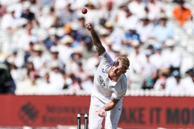 İngiltere kaptanı Ben Stokes topu 3. Rothesay Test Maçı 'nda veriyor. 3. İngiltere Hindistan - Lords, Londra, İngiltere, 12 Temmuz 2025