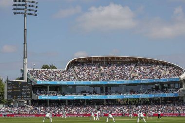 Hintli Jasprit Bumrah, 3. Rothesay Test Maçı 'nda İngiltere' nin Hindistan 'a karşı 4. gününde İngiltere Lords, Londra, İngiltere' de 13 Temmuz 2025 'te İngiltere' den Harry Brook 'a bir top gönderdi.