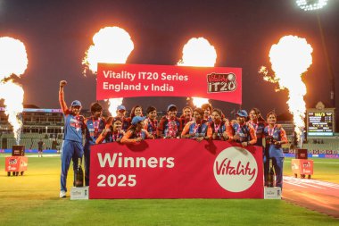 Hindistan kupayı 2-3 kazandıktan sonra 5. Vitality IT20 İngiliz Kadınlar Hindistan 'a karşı Edgbaston, Birmingham, Birleşik Krallık, 12 Temmuz 2025' te